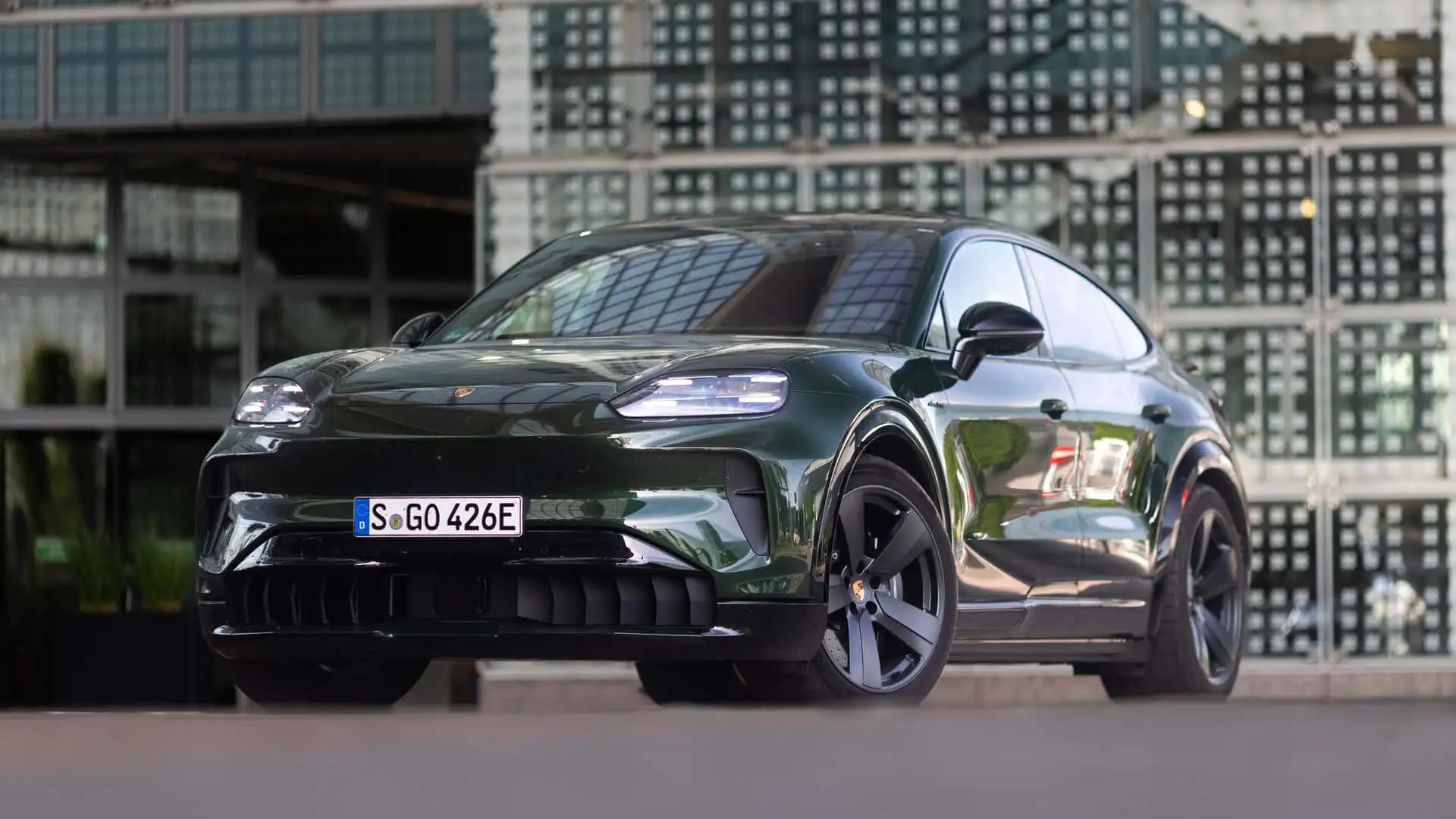 https://cdn.motor1.com/images/mgl/Ak3Vv9/s1/2026-porsche-cayenne-s-coupe-electric.webp