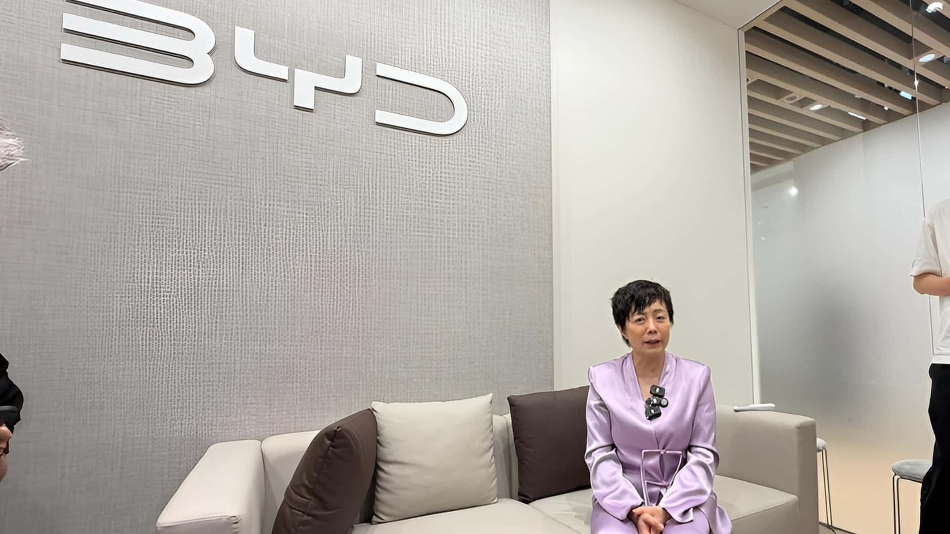 BYD aposta em híbridos antes dos elétricos no Brasil, diz Stella Li