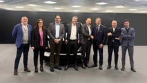 Foto di gruppo Petronas e Massimo Di Risio