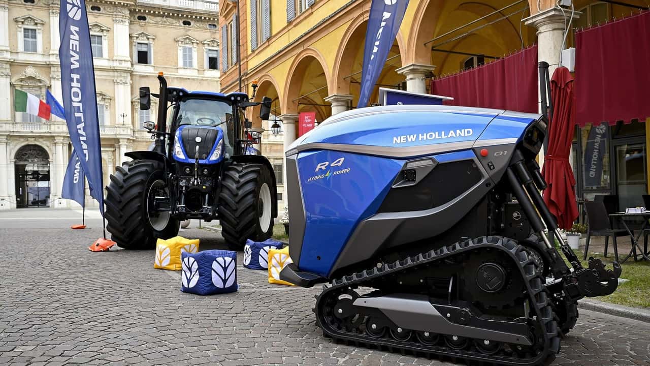 New Holland porta al Motor Valley Fest 2026 il robot autonomo R4 e il trattore T7.340 HD da 340 CV: automazione, IA e connettività al centro della scena