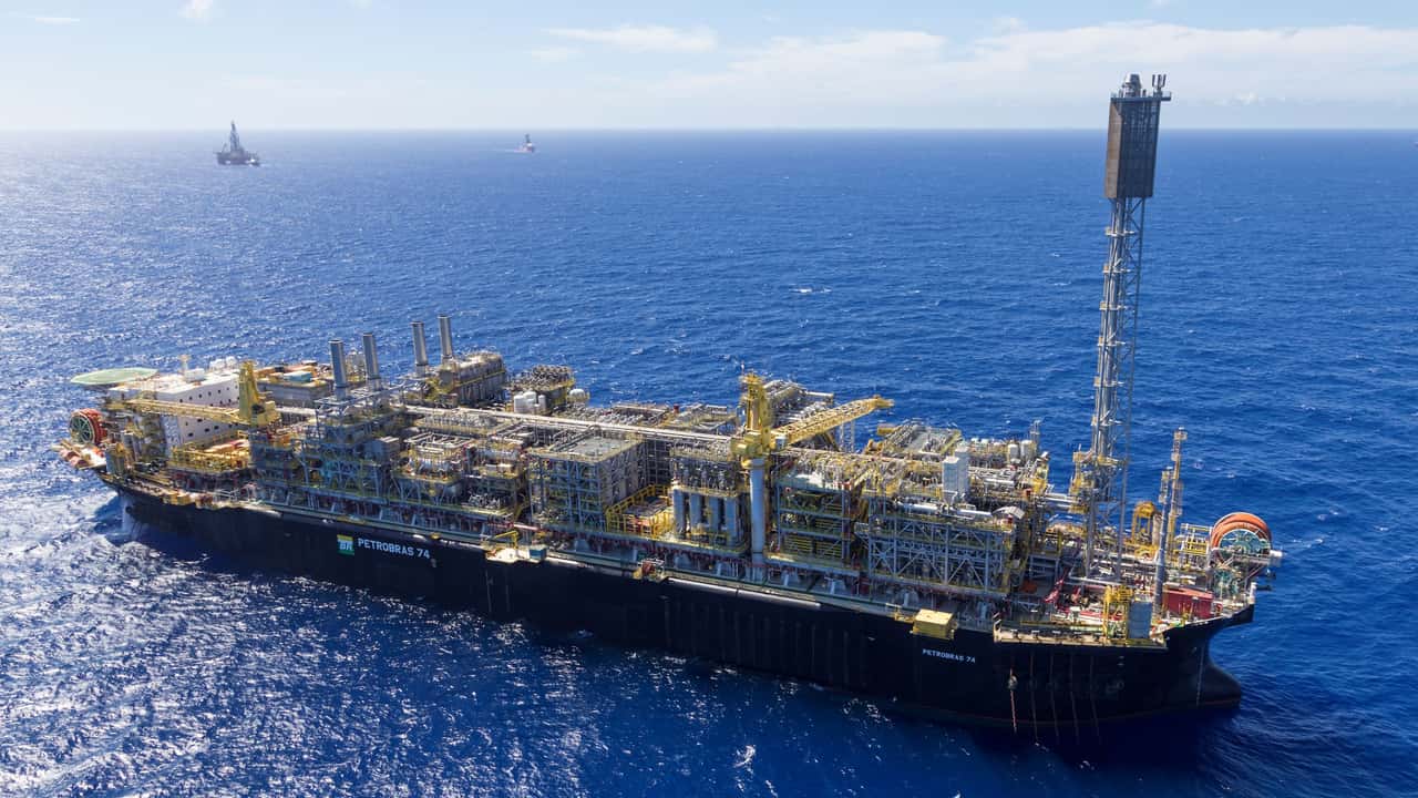 Brasil produz mais petróleo enquanto elétricos já cortam milhões de barris