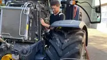 Cause di surriscaldamento del trattore dopo la pulizia del radiatore e controlli su raffreddamento, filtri, ventilazione e manutenzione per prevenire danni al motore