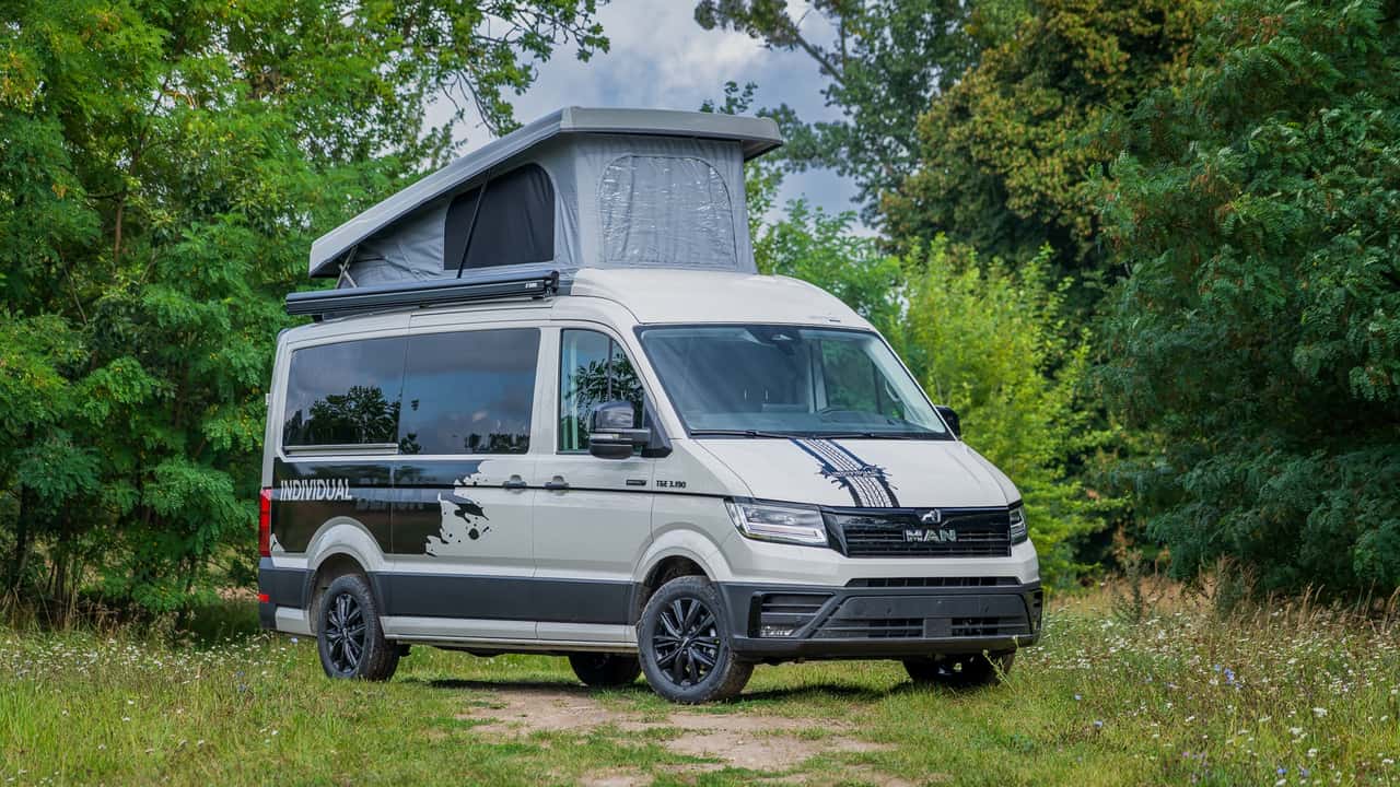 Das neue Reimo-Schlafdach erweitert die Stehhöhe im MAN TGE