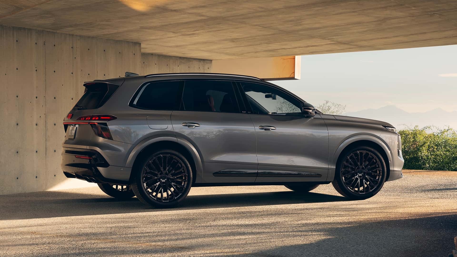 https://cdn.motor1.com/images/mgl/Ak3zeO/s1/2027-audi-sq7.jpg