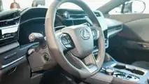 Lexus RZ 550e 2025 vista dal vivo