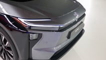 Toyota bZ4X 2025, le foto live