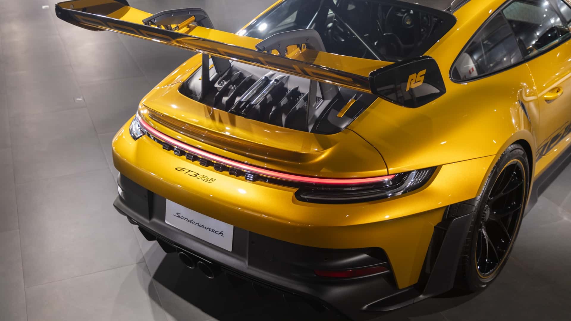 https://cdn.motor1.com/images/mgl/Ak433W/s1/porsche-911-gt3-rs-sonderwunsch.jpg