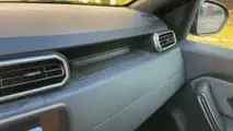 Teste Renault Duster Iconic Plus 1.3 TCe 2026 - porta-objetos na parte mais alta do painel