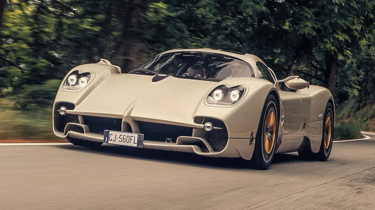 Pagani Utopia exterior conduciendo por una carretera