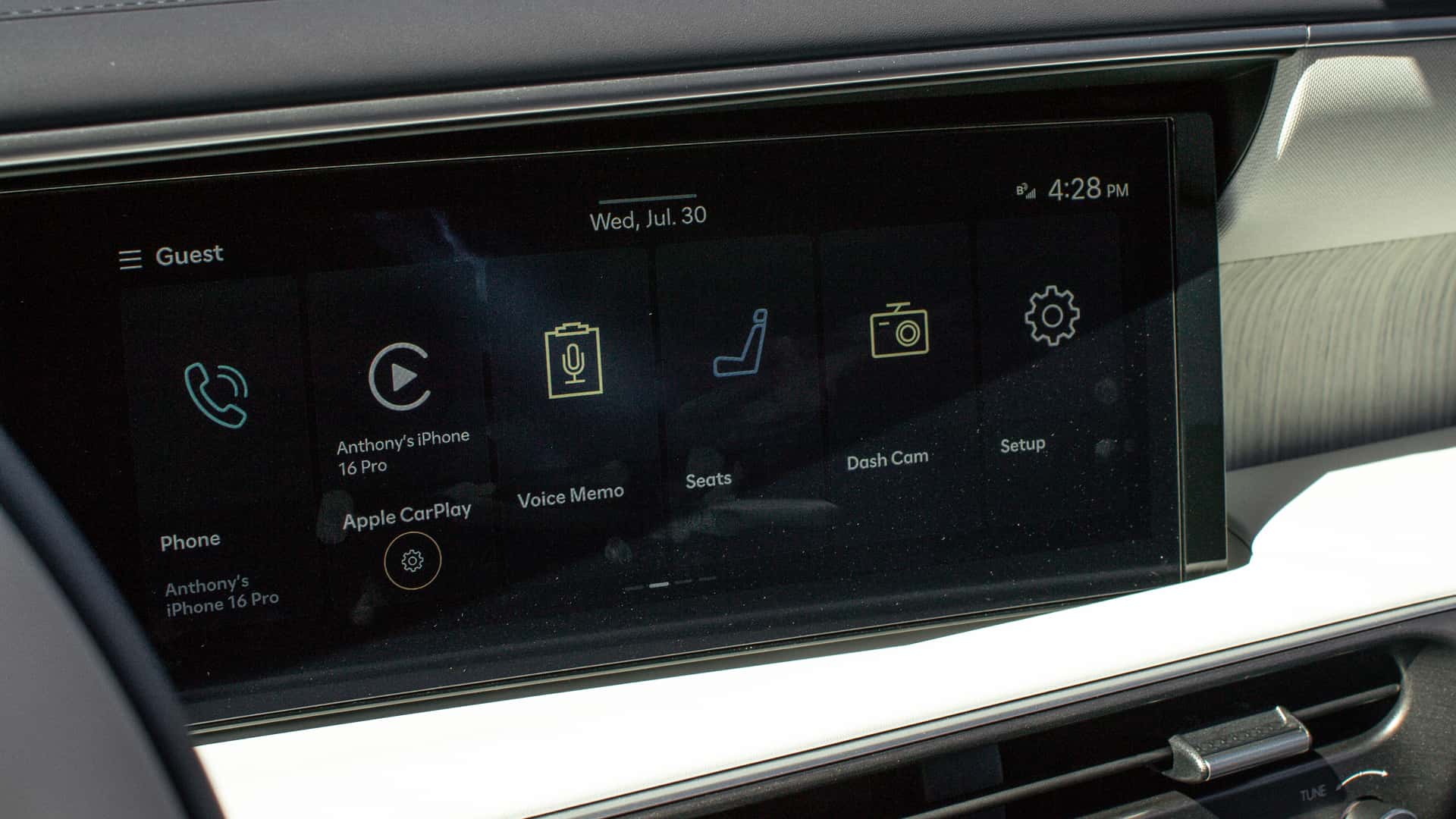https://cdn.motor1.com/images/mgl/Ak4M7O/s1/2026-hyundai-palisade-review.jpg