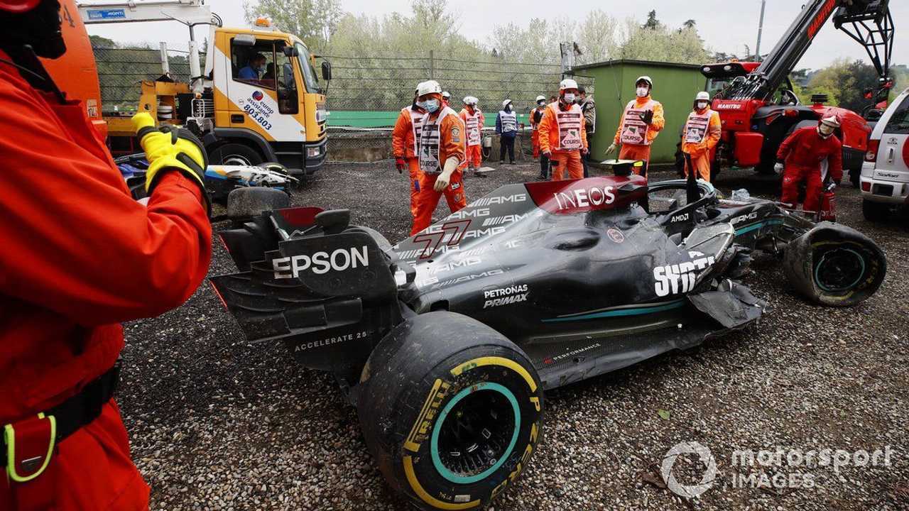 Marshals clear damaged car of Valtteri Bottas at Emilia Romagna GP 20211