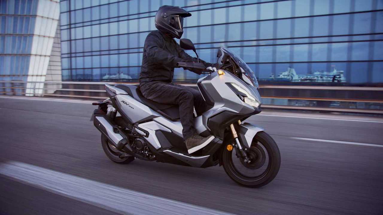 Honda ADV 350 2022 - movimento rua