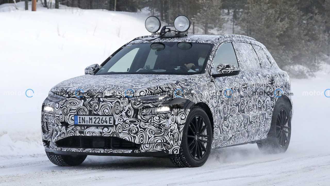 2023 Audi Q6 E-Tron Nuovi scatti spia sulla neve che indossano fari e fanali posteriori di produzione