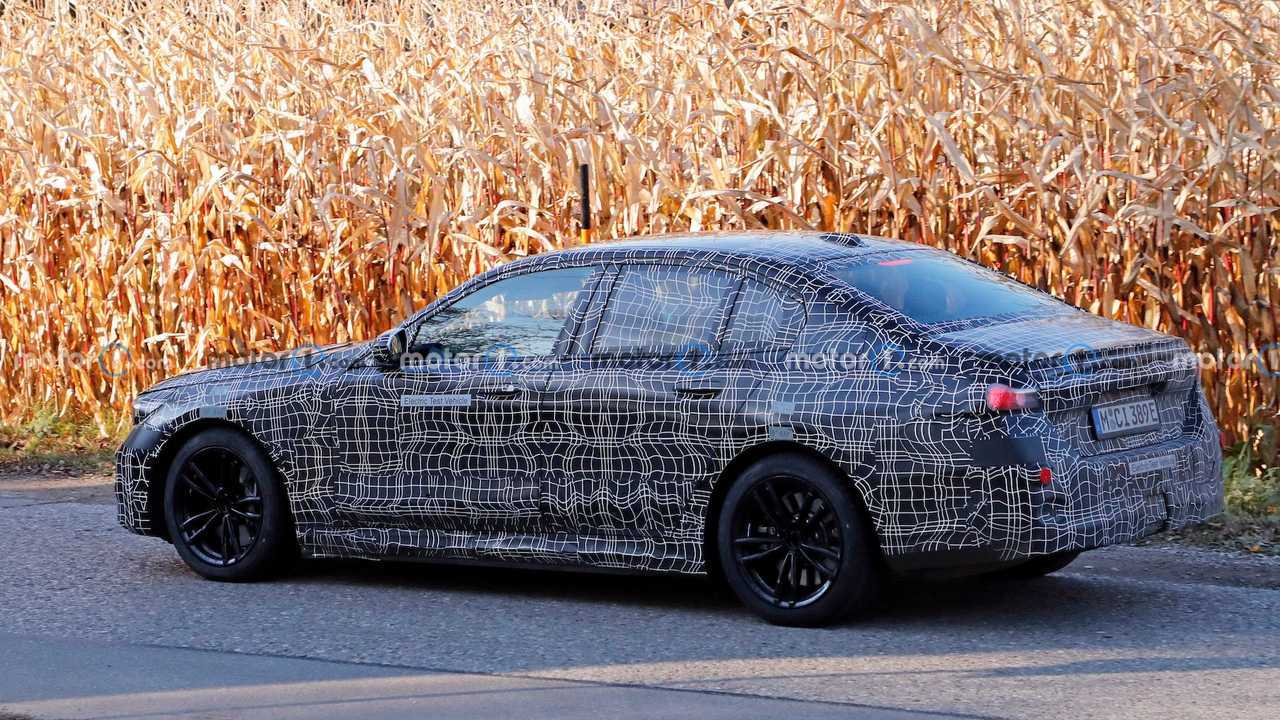 Nuova BMW Serie 5, le foto spia degli interni