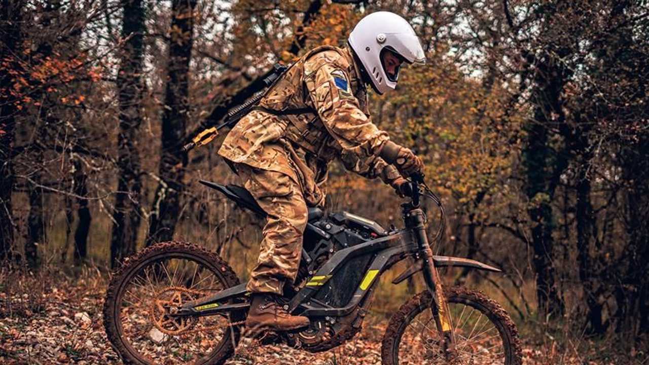 La motocicletta elettrica Sur Ron in dotazione ai paracadutisti britannici