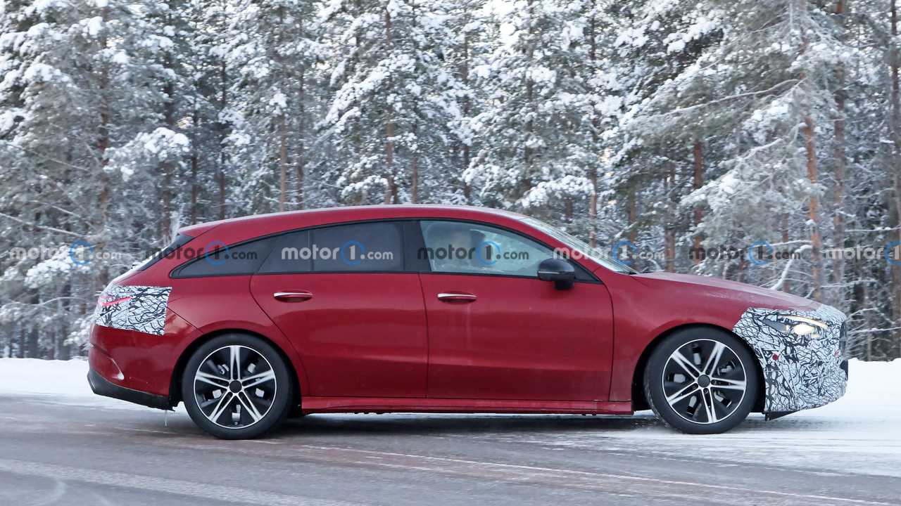 Foto spia - Mercedes CLA retyling sulla neve