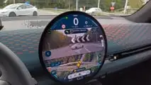 Mini Aceman (2025): Die Augmented-Realitiy-Elemente wie hier die weißen Abbiegepfeile nach links wären in einem echten Head-up-Display besser aufgehoben