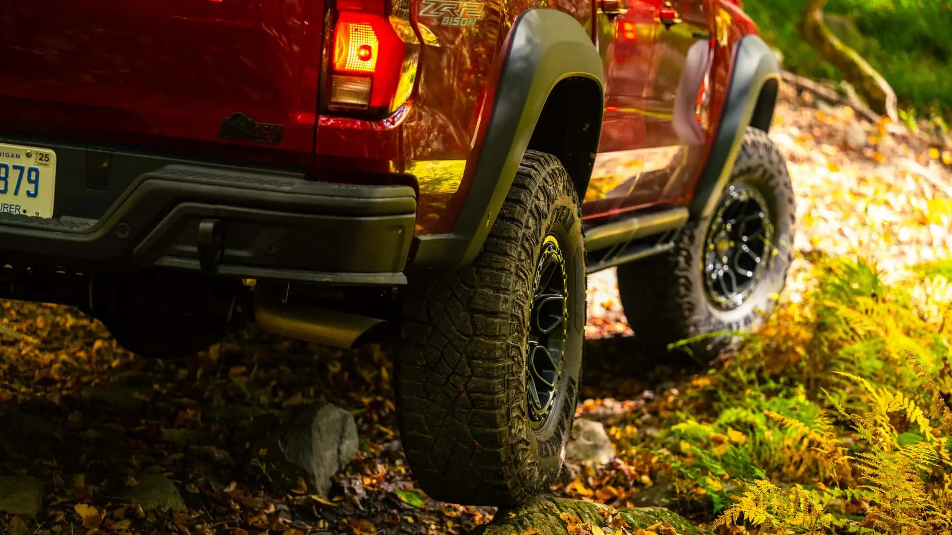 https://cdn.motor1.com/images/mgl/AkNPoy/s1/chevrolet-colorado-zr2-bison-vs.-ford-ranger-raptor-vs.-toyota-tacoma-trailhunter-comparison.webp