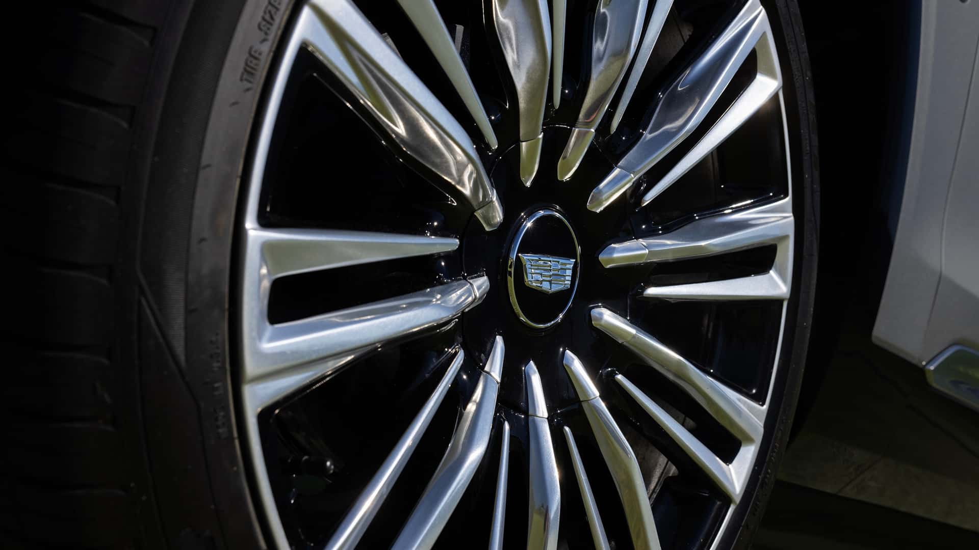 https://cdn.motor1.com/images/mgl/AkNjEO/s1/2026-cadillac-vistiq.jpg
