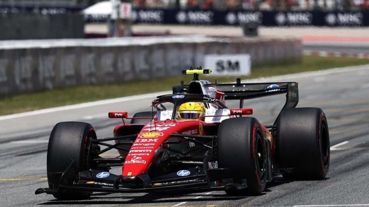 F1: Hamilton brilha com estratégia agressiva e vence primeiro GP com a Ferrari; Antonelli abandona em Barcelona