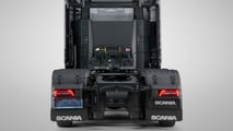 Il camion elettrico di Scania con batterie aggiuntive dietro la cabina di guida