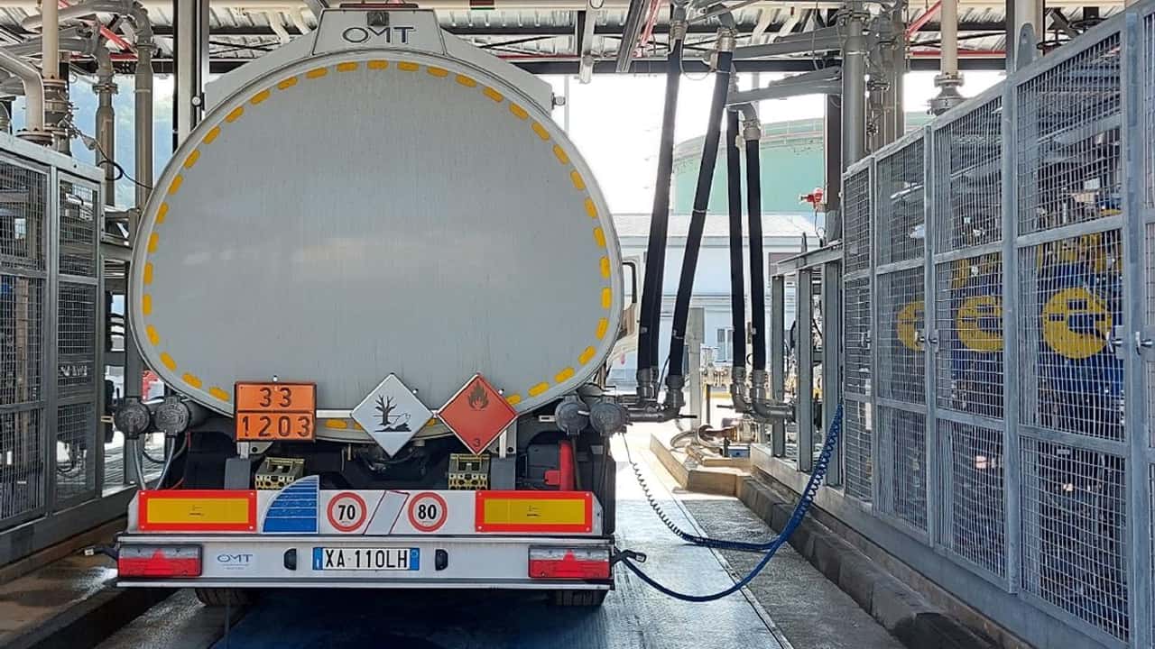 caro-gasolio-tir-fermi-da-sicilia-e-calabria-quanto-rischia-davvero-la-filiera-a