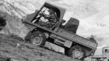 Ein Haflinger führt in den 60er Jahren Militärmanöver in der Schweiz durch