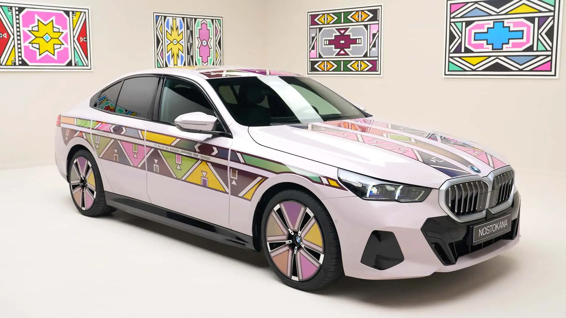 BMW i5 Flow NOSTOKANA: Art at the touch of a button