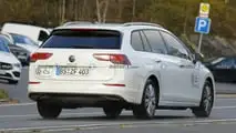 Foto spia del lifting facciale della Volkswagen Golf Variant 2024