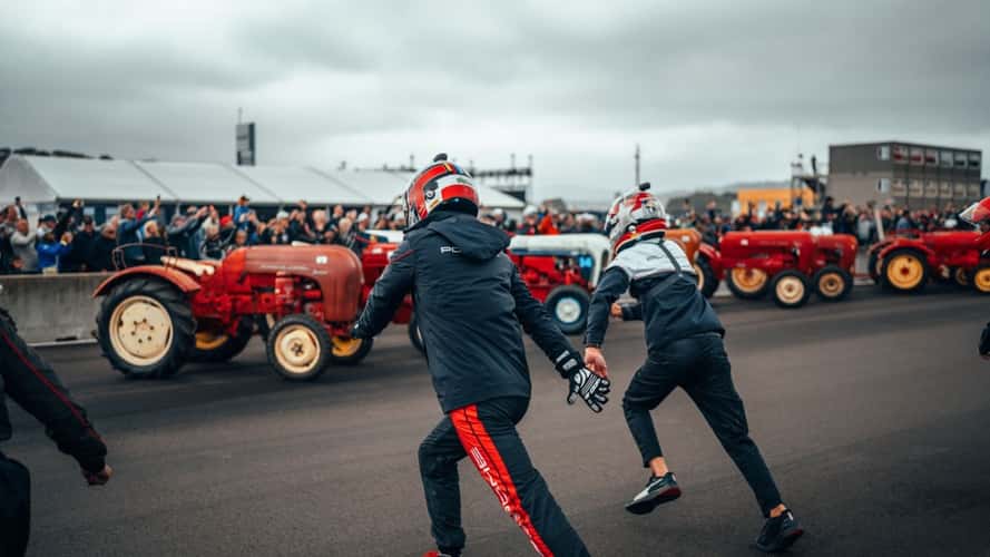 Une course insolite de tracteurs Porsche à la réunion Rennsport