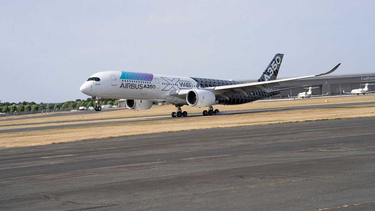 farnborough-airshow-before-opening-a350-900-airbus-arrival