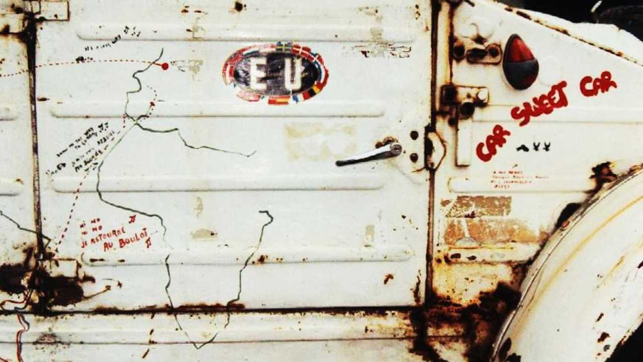 015 - Bélgica, 1997 - O Kübelwagen ainda conservava as pinturas, adesivos e cicatrizes da viagem pelas Américas