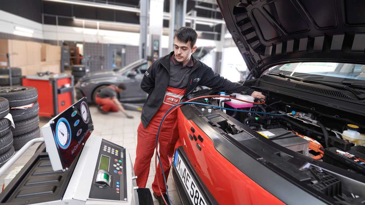Elektroauto-Wartung bei ATU