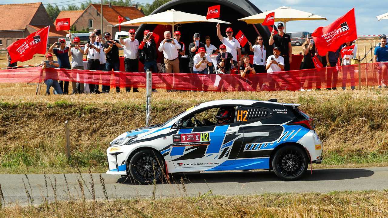 Akio Toyoda guida la Toyota GR Yaris H2 al Rally di Ypres