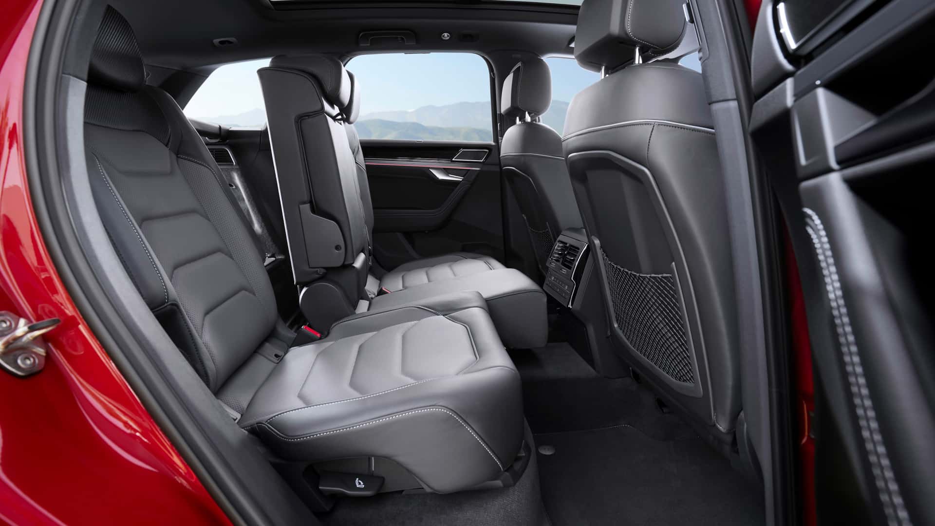 https://cdn.motor1.com/images/mgl/AkmONV/s1/volkswagen-touareg-r-line-2023.jpg