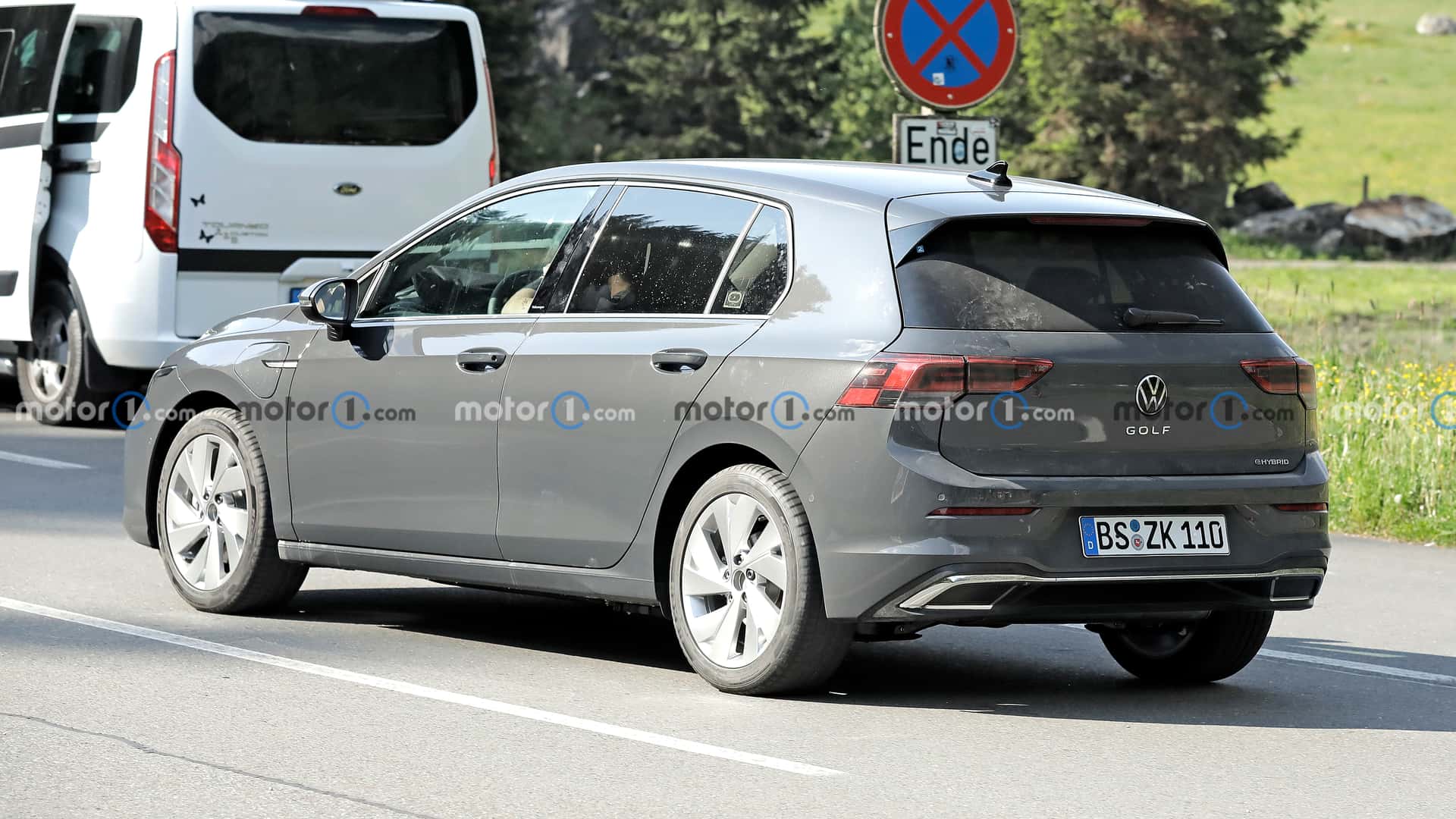 https://cdn.motor1.com/images/mgl/AkmpZy/s1/2024-volkswagen-golf-facelift-spy-photo.jpg