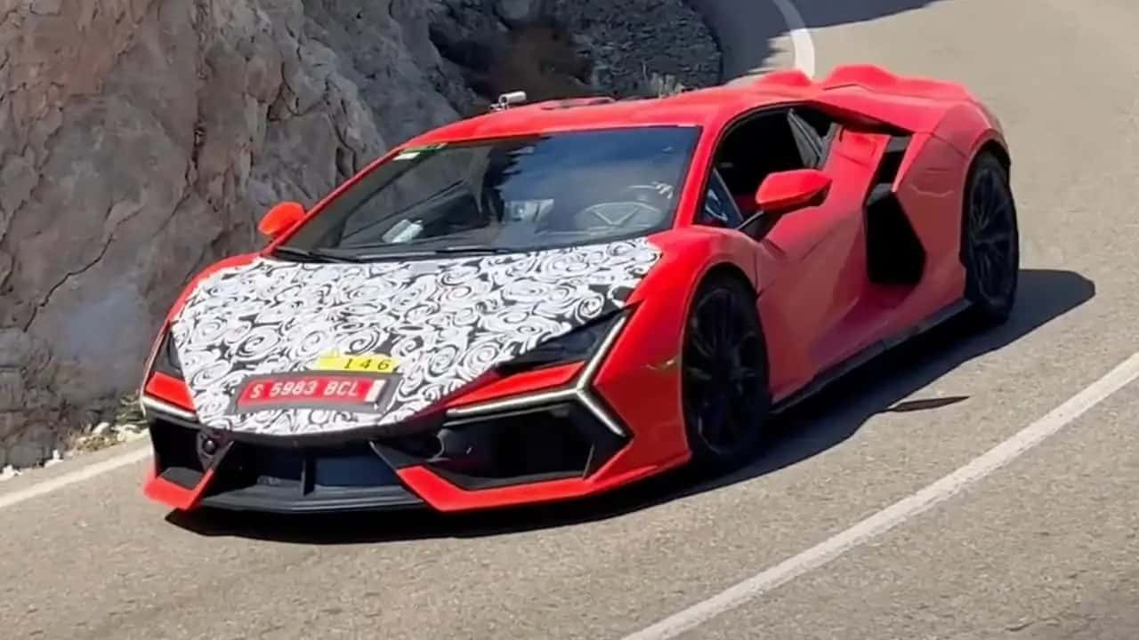 لامبورغيني تختبر عددًا من النماذج الأولية في إسبانيا، بما في ذلك ريفويلتو برتقالية زاهية