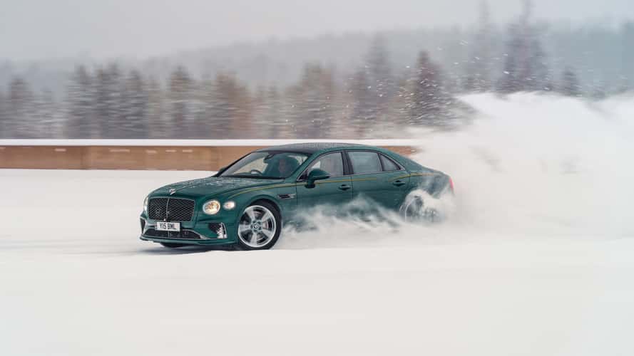 Bentley Flying Spur Speed, 193 km/h hızla yanlarken poz verdi!