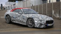 Kırmızı Kumaş Tavanlı Bir 2021 Mercedes SL Prototipi