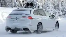 VW Golf R Variant (2021) fast ungetarnt erwischt