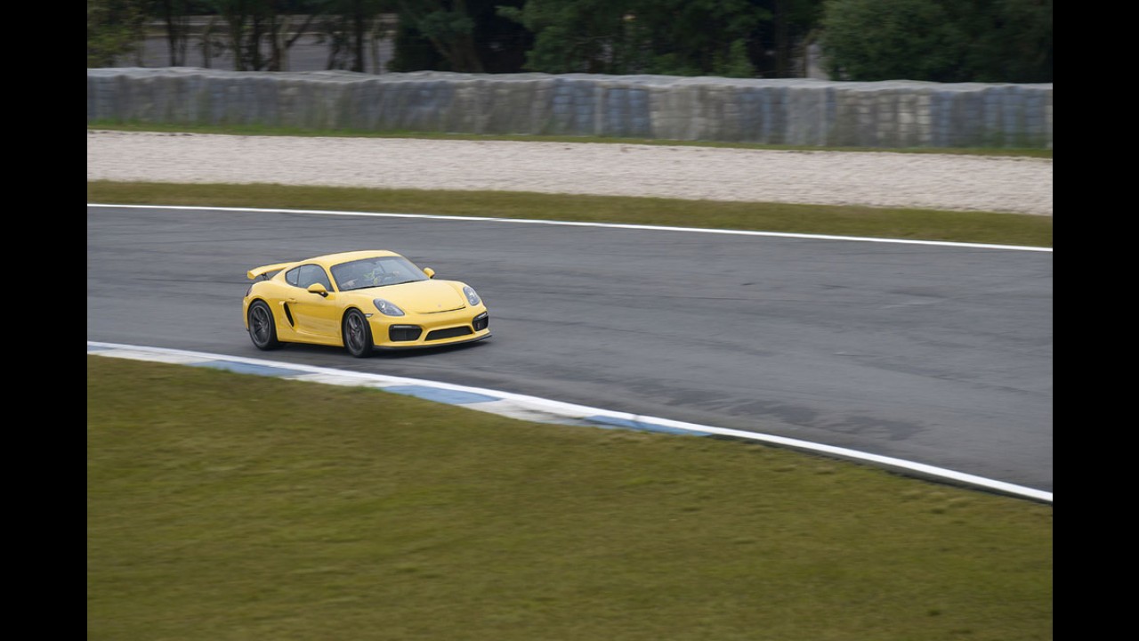 Com produção limitada, Porsche Cayman GT4 tem unidades entregues no Brasil