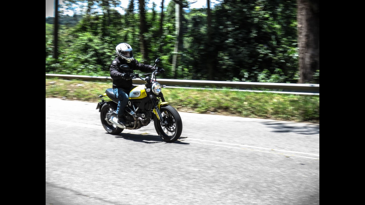 Teste: Ducati Scrambler é o MINI Cooper das motos - no estilo e na diversão!