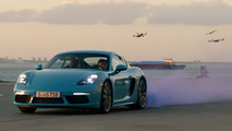 Une Porsche 718 Cayman affronte des drones