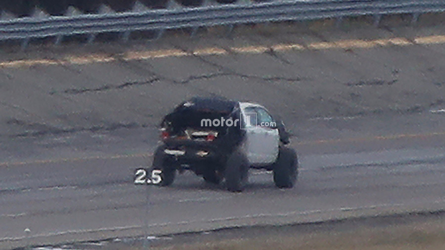 Chevy Colorado ZR2-based SUV mule spy photo