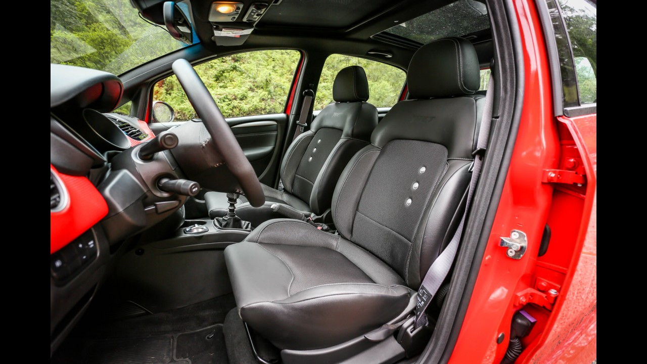 Teste CARPLACE: Sandero RS e Punto T-Jet fazem o pega do momento!