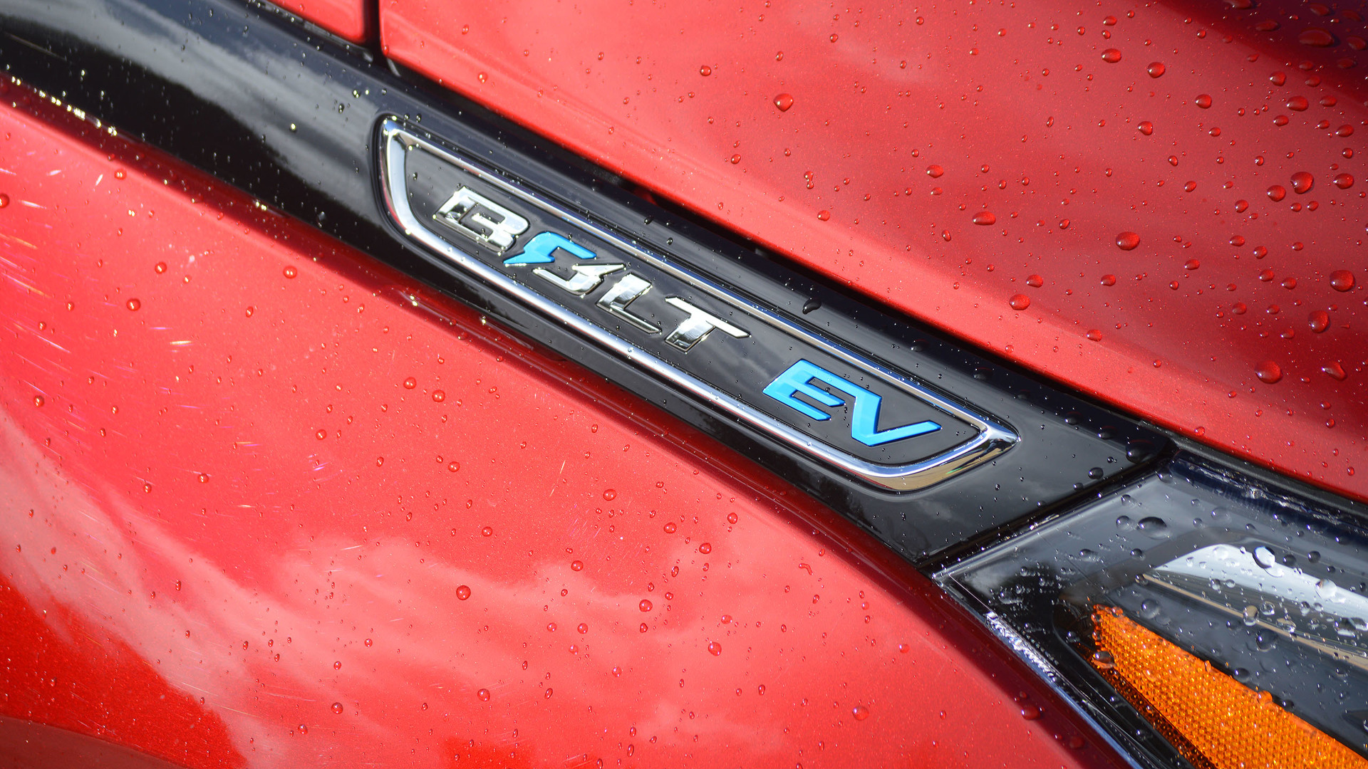 https://cdn.motor1.com/images/mgl/Aqo4P/s6/2017-chevrolet-bolt-first-drive.jpg