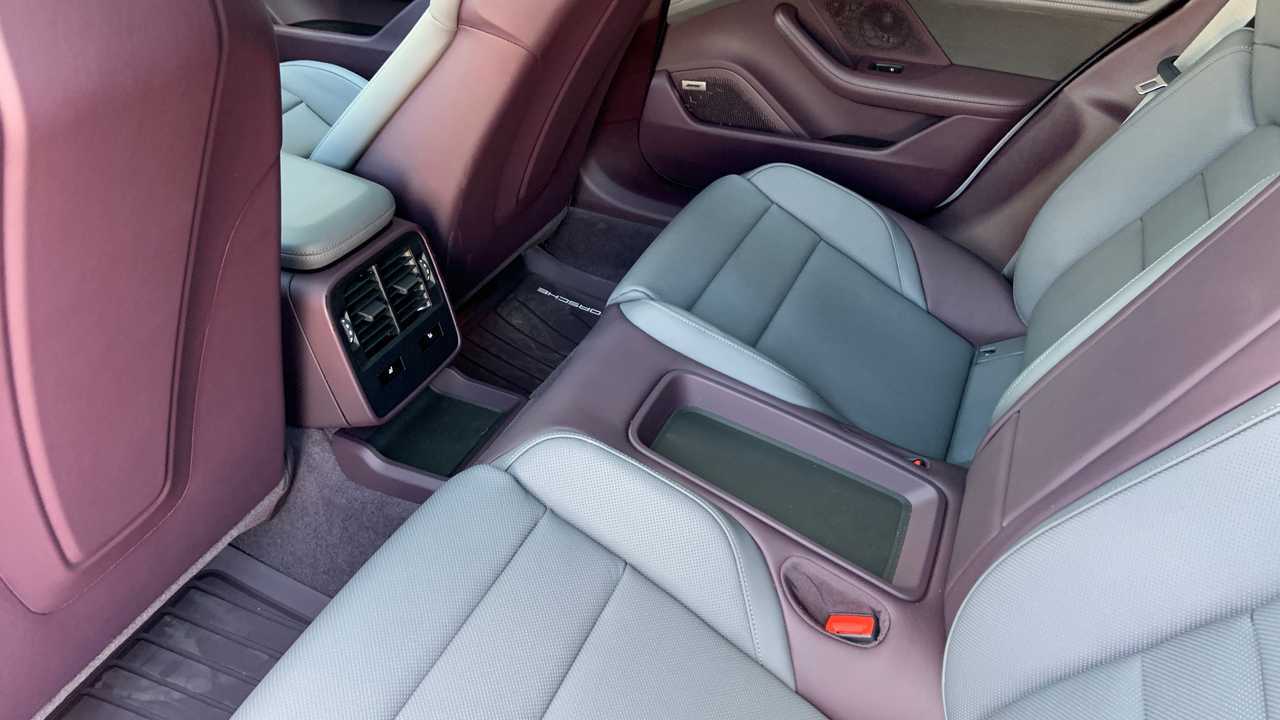 Задние сиденья Porsche Taycan Cross Turismo