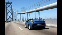 Ferrari California, in Azzurro