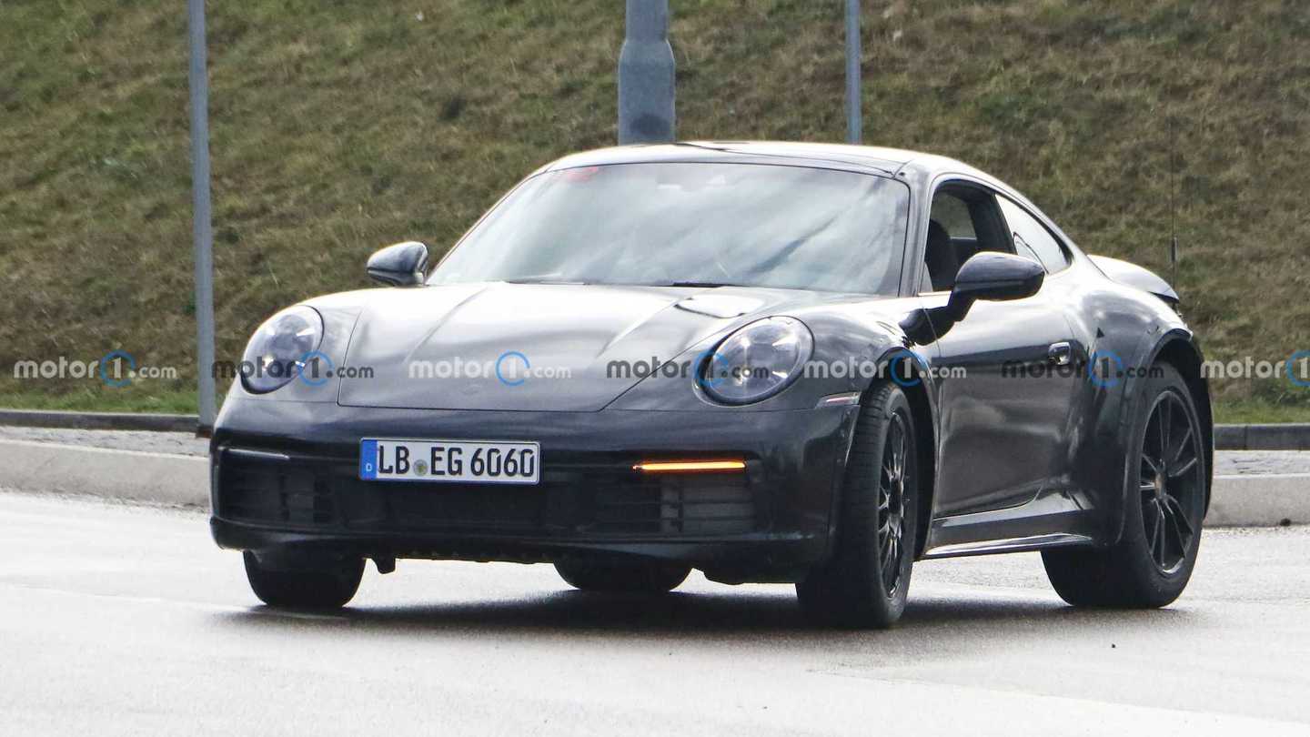2022 Porsche 911 Safari spy photo