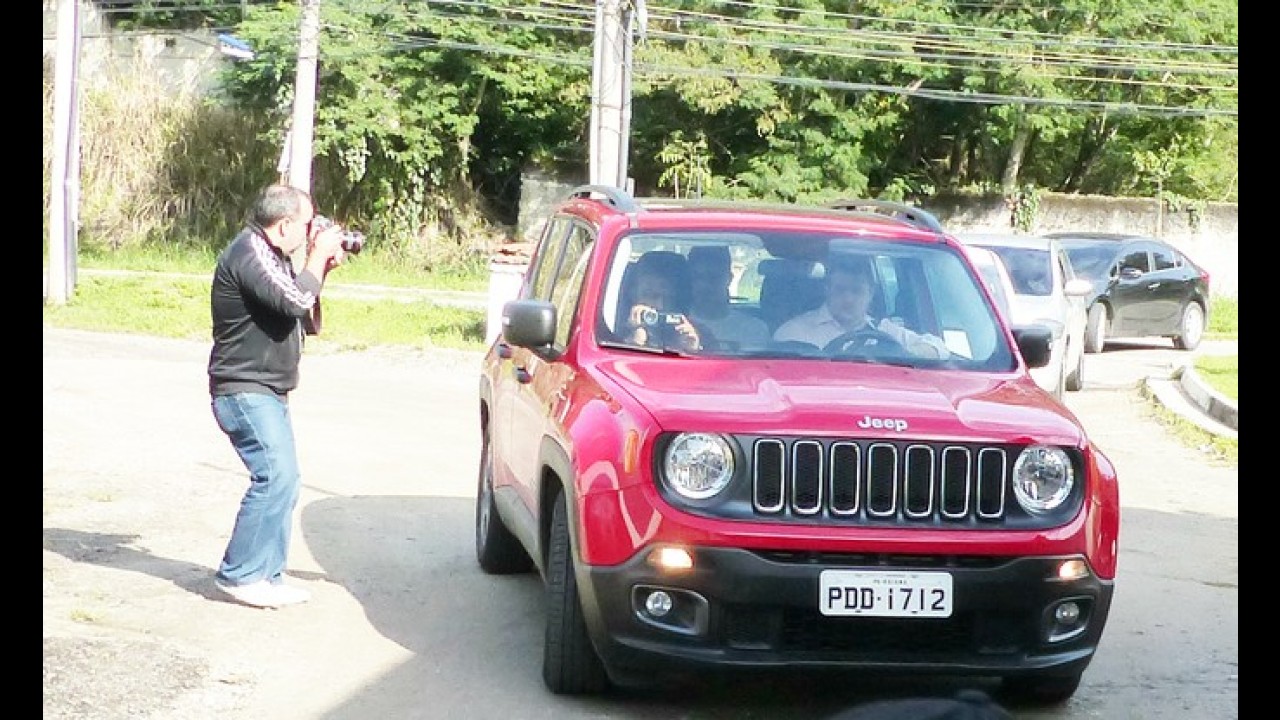Atacante Paolo Guerrero chega ao Flamengo de Jeep Renegade